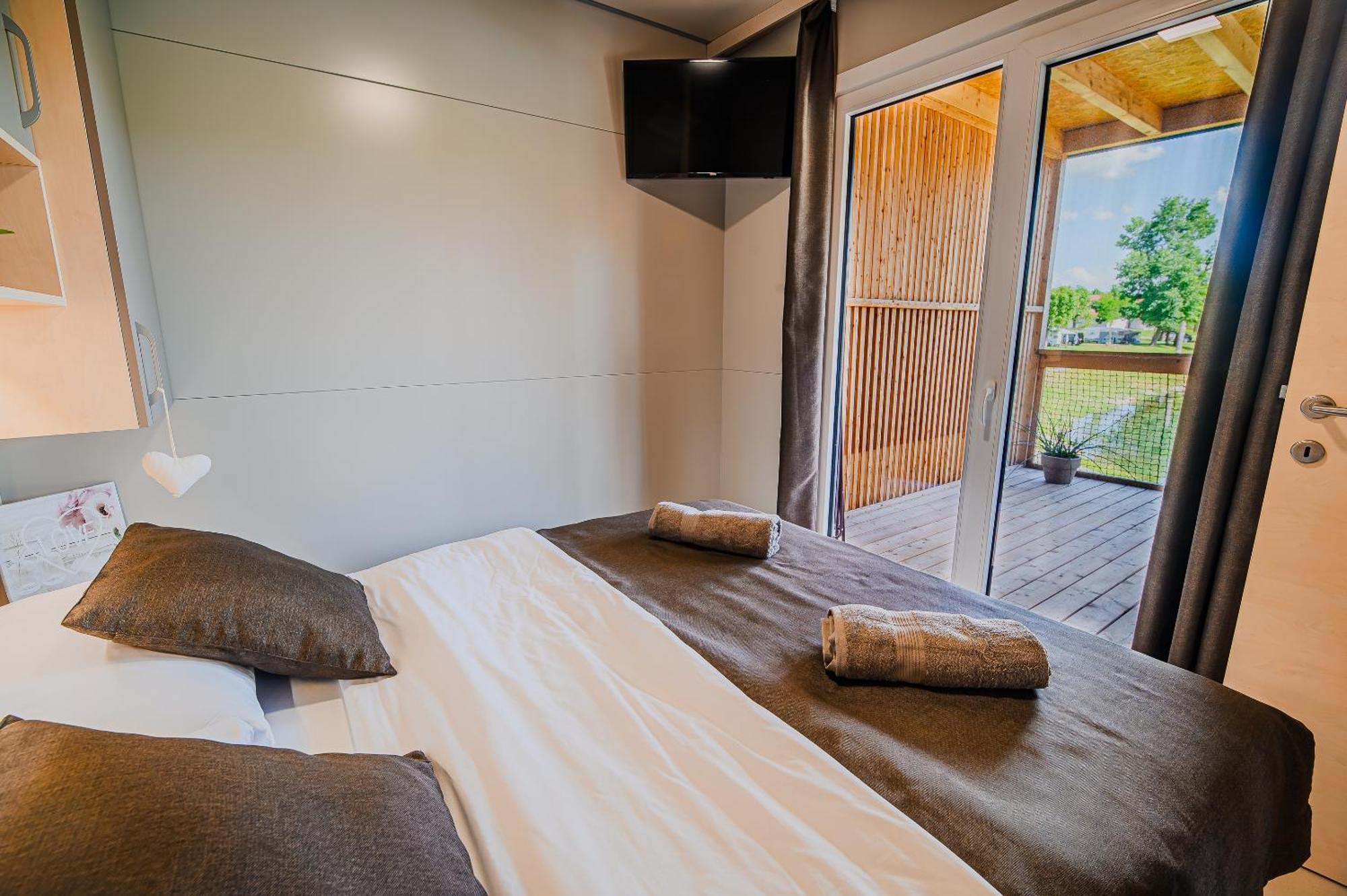 Deluxe Lake View Mobile Homes With Thermal Riviera Tickets Catez ob Savi Buitenkant foto